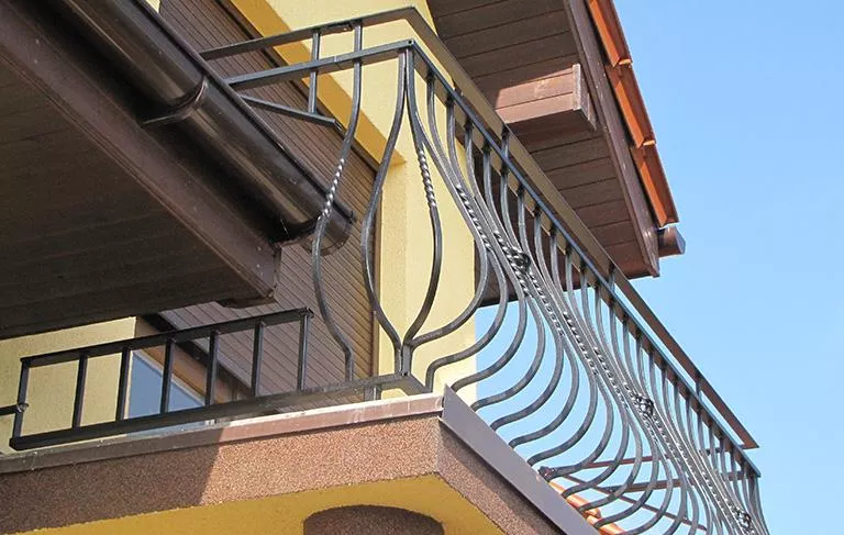 Balustrada balkonowa w żółtym domu